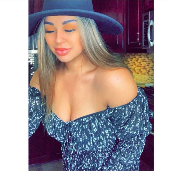 ariana8806